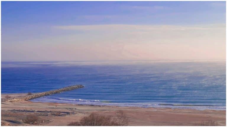 Fenomen rar pe litoralul românesc. Marea Neagră „fierbe” la temperaturi negative, care este explicația