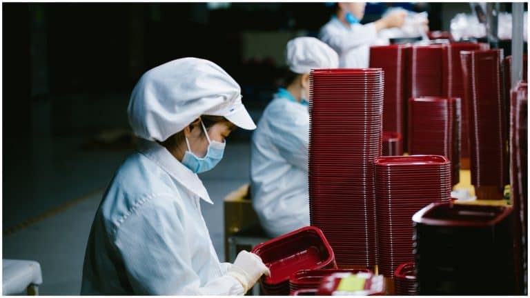 Un patron român s-a săturat de angajații asiatici și nu vrea să-i mai angajeze: „Trebuie să se spele pe mâini. Pentru ei e normal să trăiască printre gândaci”