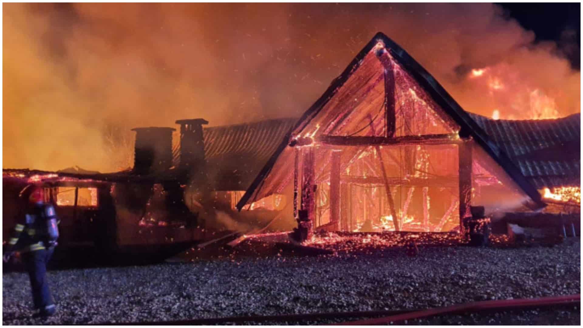 Angajații de la Ferma Dacilor, bănuiți de patron că ar fi pus focul, au rupt tăcerea: „Am văzut o mașină suspectă”