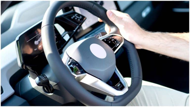 Gestul simplu la volan care te poate salva dintr-o situație periculoasă. Titi Aur: ”Trebuie să-ți intre în reflex”