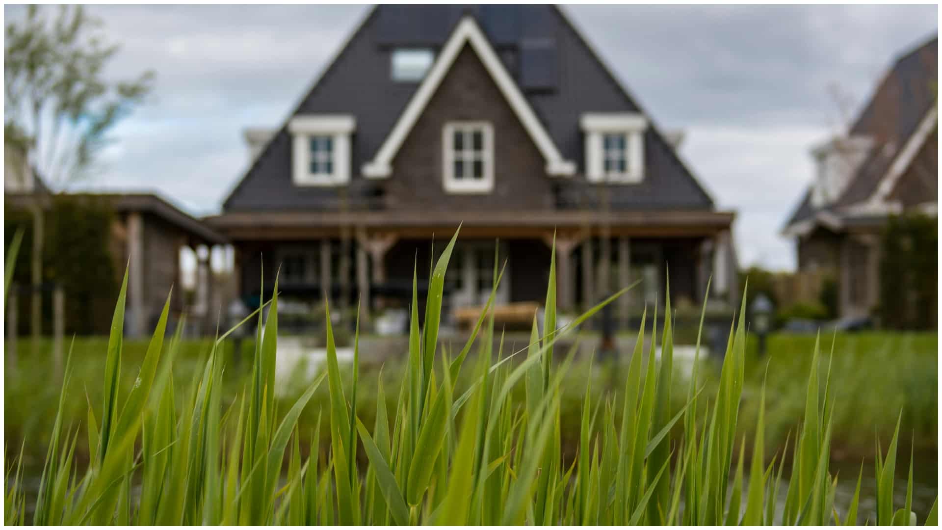 Teren gratuit pentru construcția unei case. Cine sunt românii care îl pot primi