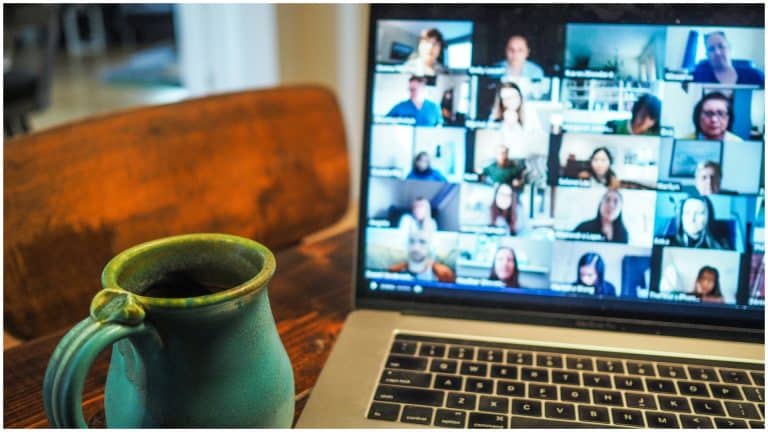 Angajat al unei companii, înșelat de personaje create cu AI, în timpul unei videoconferințe. A fost convins să facă o tranzacție de 25 de milioane de dolari