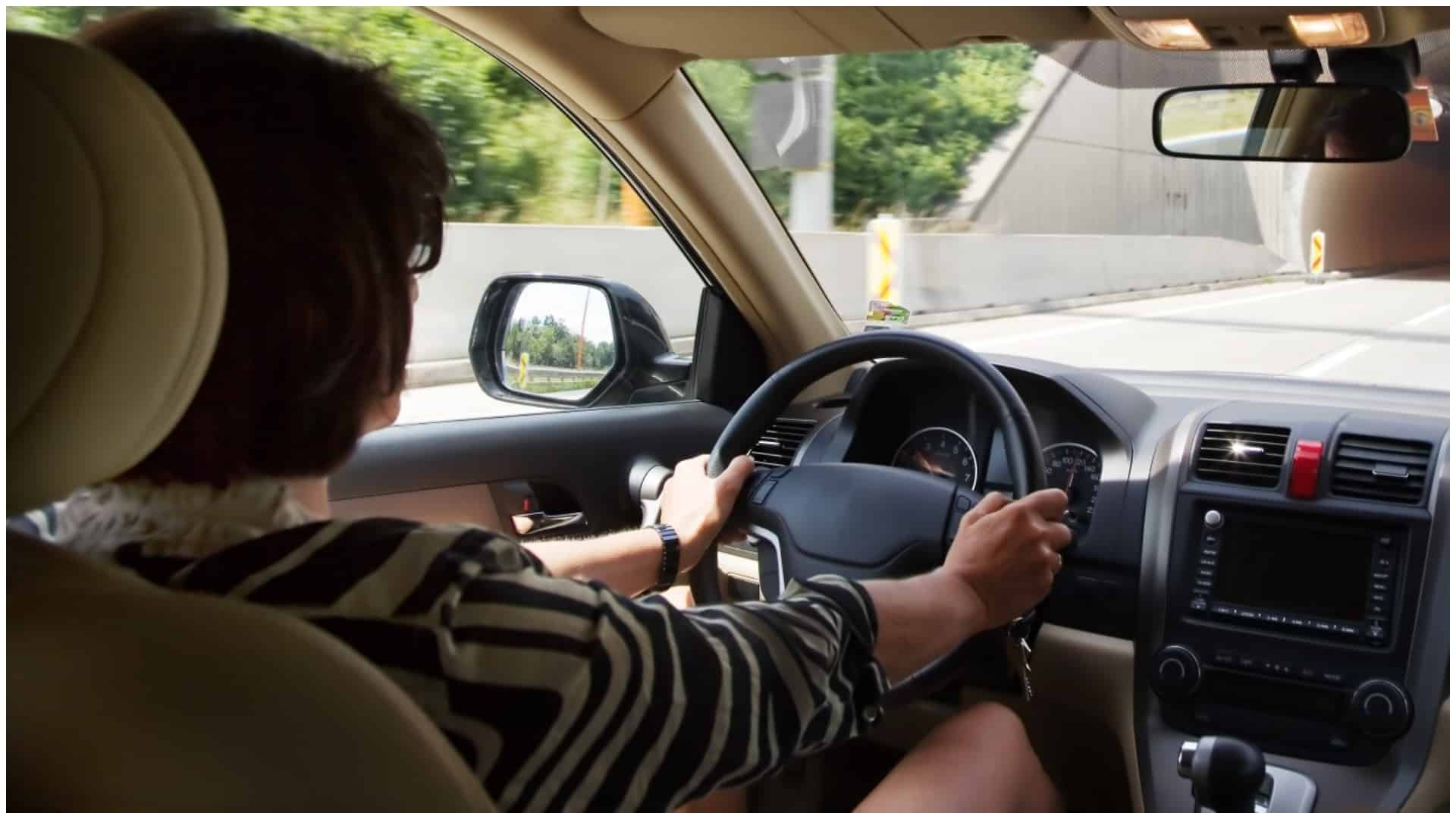 Tânără drogată și fără permis, prinsă la volan, în trafic. Tocmai plecase din sediul poliției
