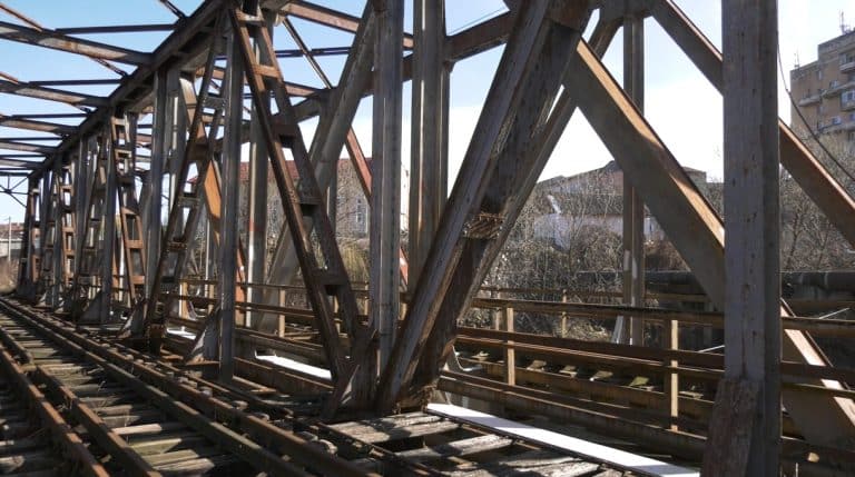 Locul din România unde șase kilometri de cale ferată și patru poduri au fost vândute la prețul unui apartament din București. “A fost un șoc”