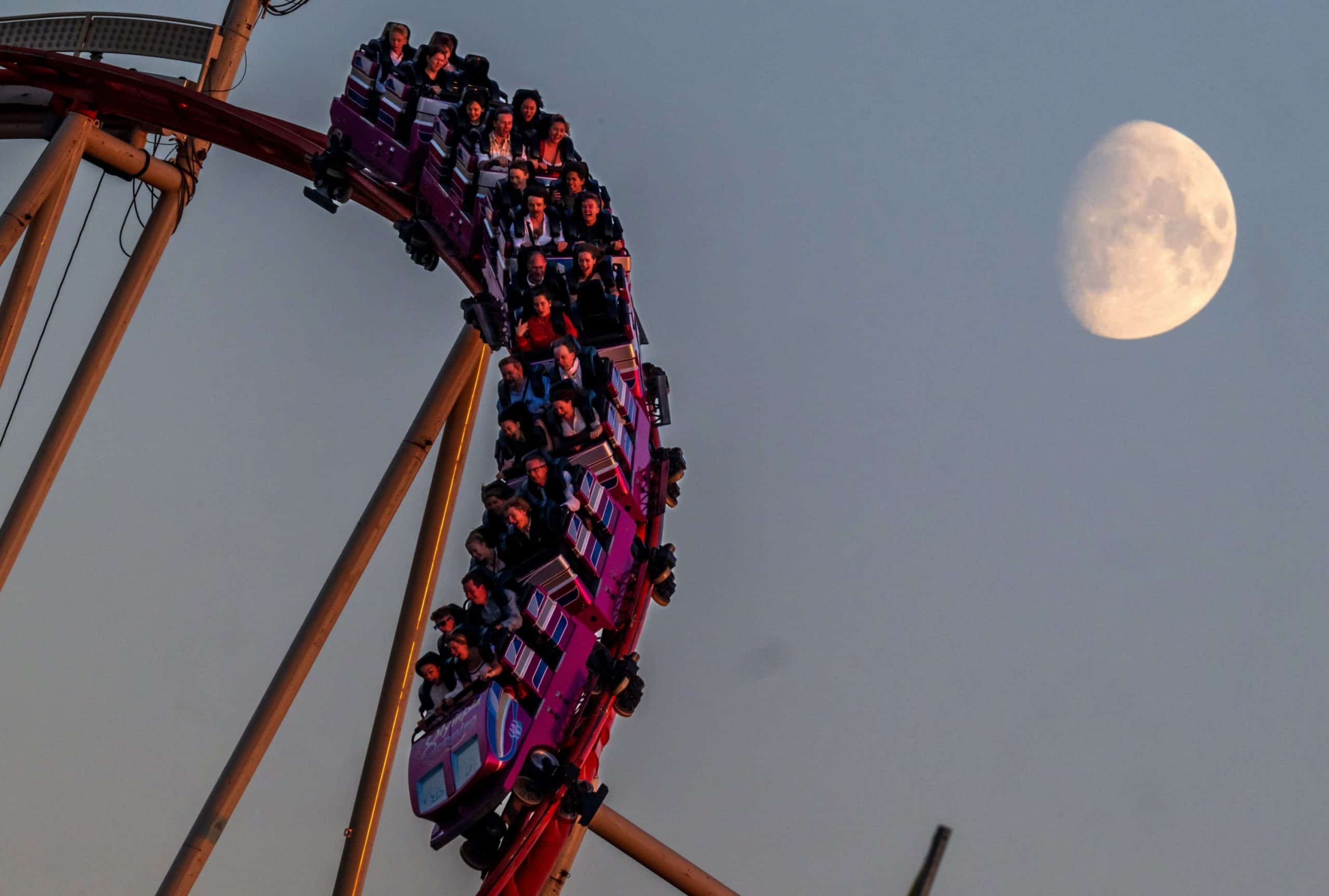 Accident la un parc de distracții din Spania. 14 persoane rănite după ce un copac a căzut peste un rollercoaster