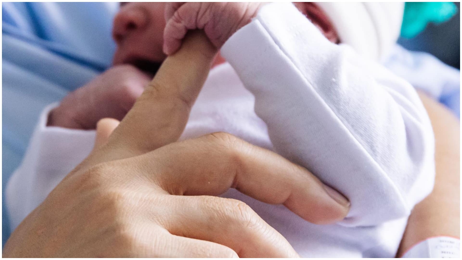 Doi nou-născuți, încurcați la Maternitatea Ploiești. Mama unei fetițe a plecat acasă cu alt copil