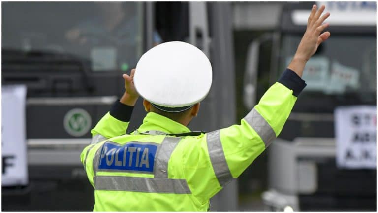 O șoferiță a rănit un polițist care dirija traficul în centrul Capitalei. Omul legii a fost spitalizat