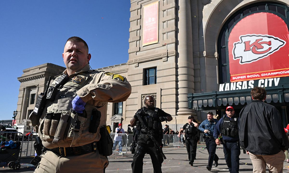 Un mort și cel puțin 14 răniți după ce s-au tras focuri de armă la parada Super Bowl din Kansas City. Posibilii atacatori au fost arestați