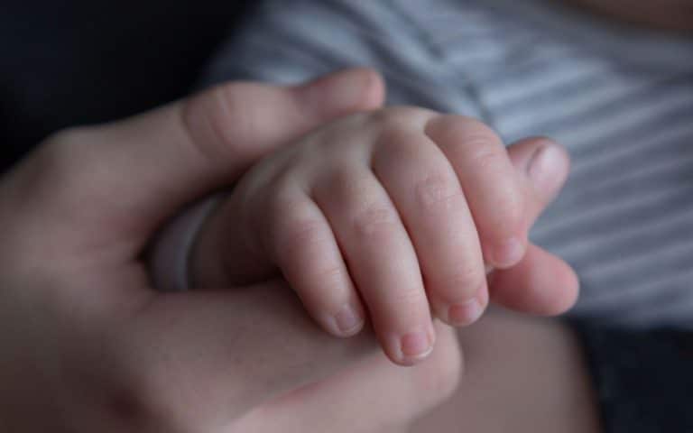 Fetița din Iași spălată cu o substanță toxică a sfârșit tragic. Medicii fac un apel disperat către toți părinții