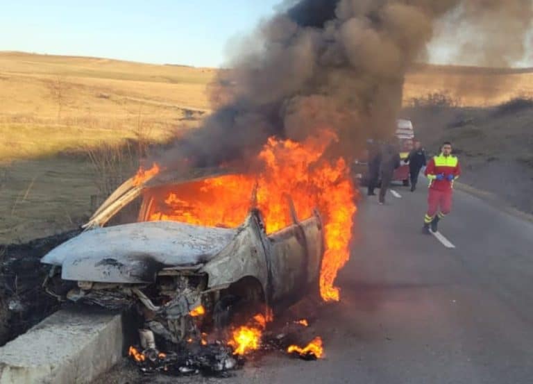 Accident mortal pe un drum județean. O persoană a fost carbonizată, după ce a intrat cu mașina într-un cap de pod și a luat foc