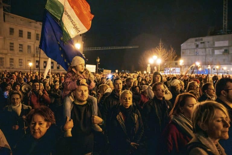 Ungurii au ieşit în stradă cu zecile de mii. Protest masiv la Budapesta, oamenii pun presiune pe guvernul Orban în scandalul de pedofilie