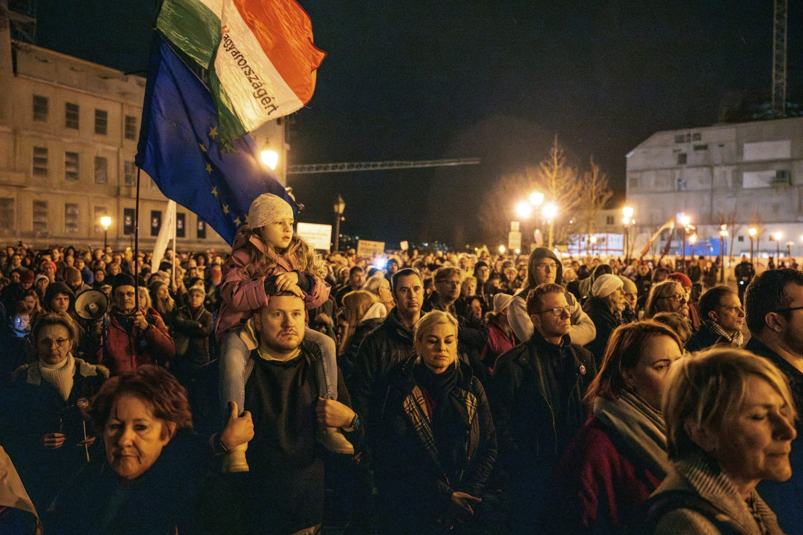 Ungurii au ieşit în stradă cu zecile de mii. Protest masiv la Budapesta, oamenii pun presiune pe guvernul Orban în scandalul de pedofilie