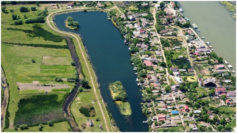 Staţiunea din România pe care o vor lua cu asalt turiștii. Cazarea și mâncarea sunt ieftine, oricine poate prinde peşte și peisajele sunt fabuloase