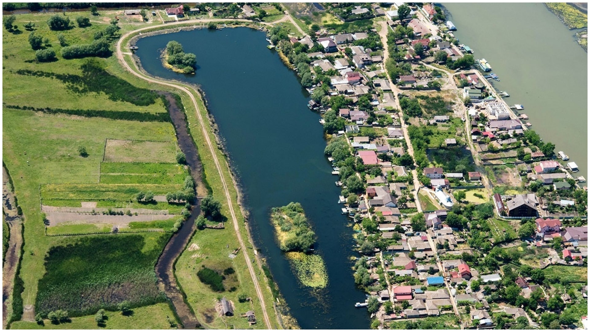 Staţiunea din România pe care o vor lua cu asalt turiștii. Cazarea și mâncarea sunt ieftine, oricine poate prinde peşte și peisajele sunt fabuloase