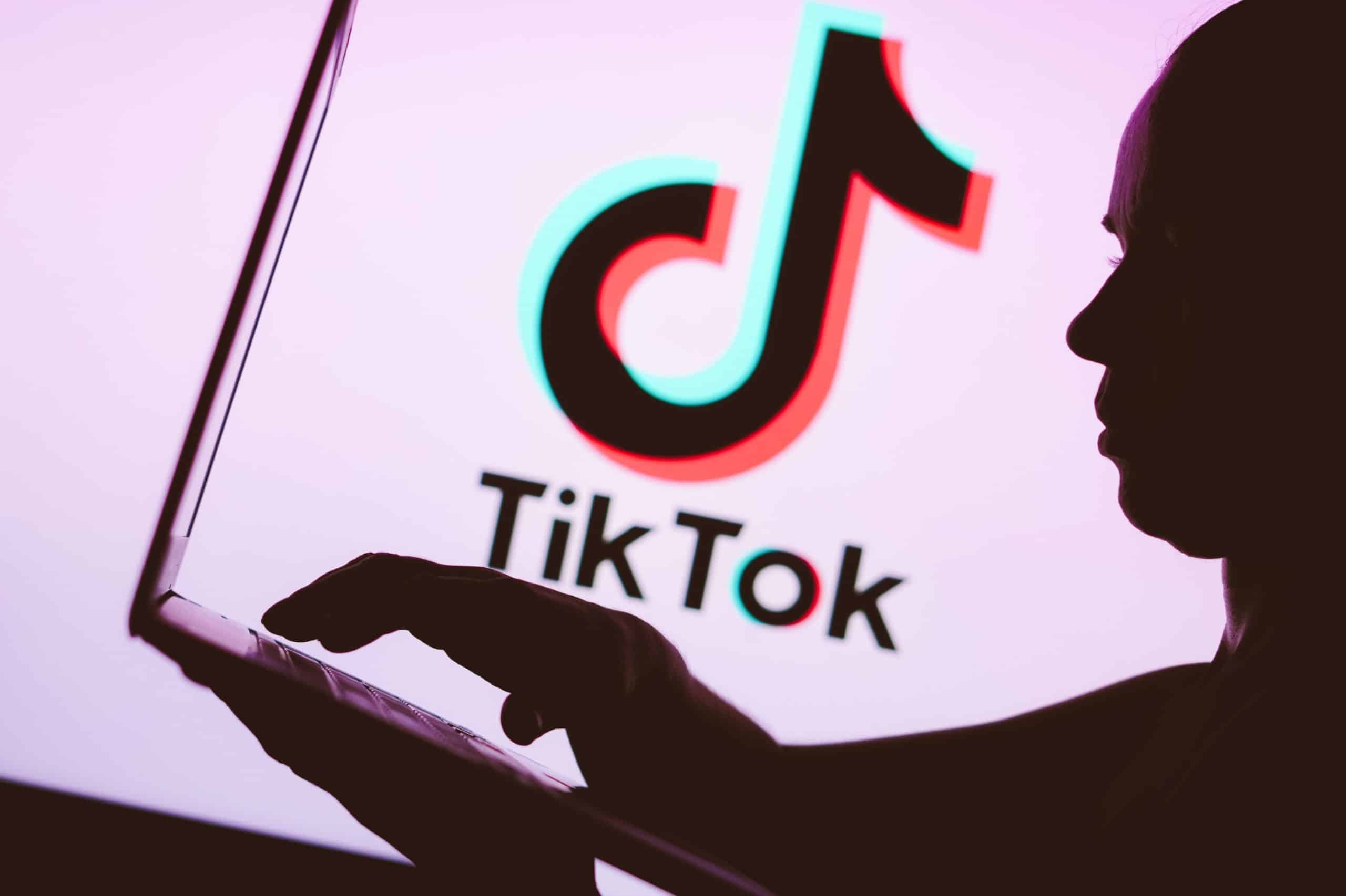 Atrași de ideea de îmbogățire, tot mai mulți tineri români pică într-o capcană pe TikTok. Singurii care câștigă bani