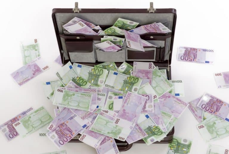 Descoperirea făcută de un polițist în parcarea unui centru comercial din Pitești. Ce se afla într-o geantă uitată