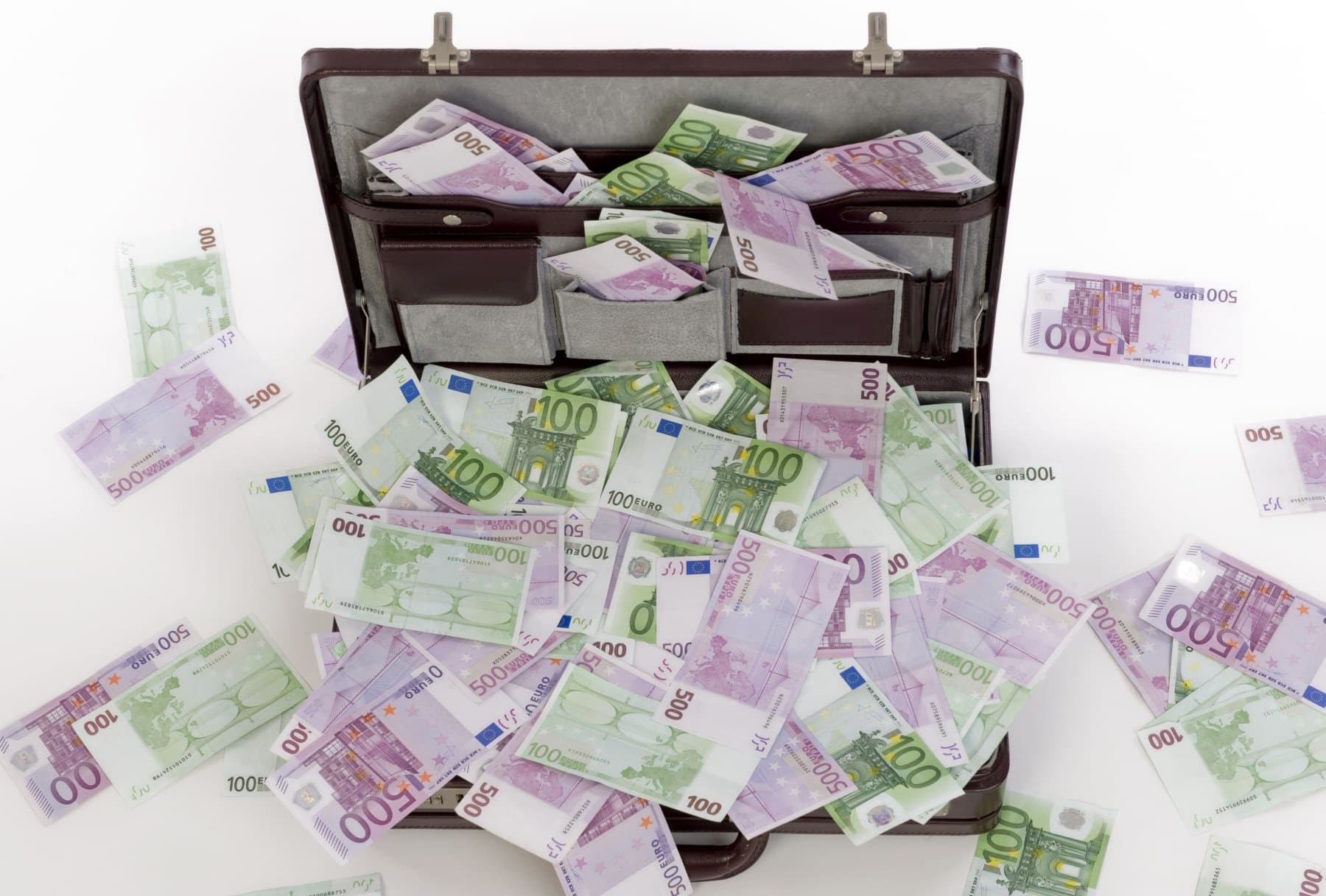 Descoperirea făcută de un polițist în parcarea unui centru comercial din Pitești. Ce se afla într-o geantă uitată