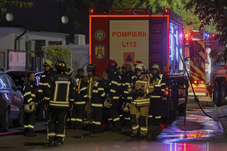 Incendiu puternic în Capitală, pe șoseaua Antiaeriană. Mai multe centre comerciale situate sunt afectate