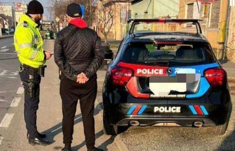 Amendă uriașă pentru un șofer din Arad. Bărbatul și-a ”aranjat” mașina ca să semene cu una de poliție