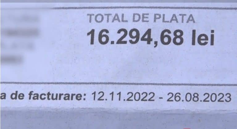Familie din Hunedoara, fără electricitate după o factură de infarct. Copiii fac temele la lampă