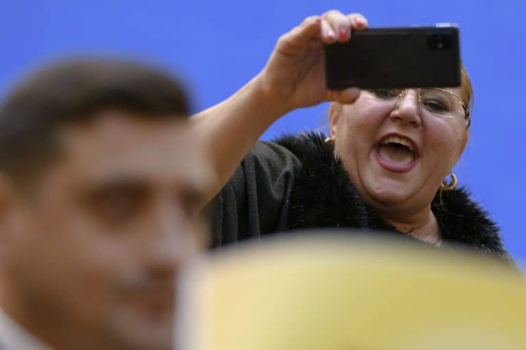 Diana Șoșoacă, docilă în fața carabinierilor italieni. „Asta este, o să închidem acum live-ul”