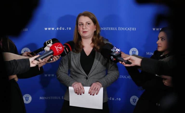 Ligia Deca anunţă măsuri aspre după cazul elevului abuzat la școală. Directoarea de la “Nicolae Titulescu” și-a dat demisia. Update