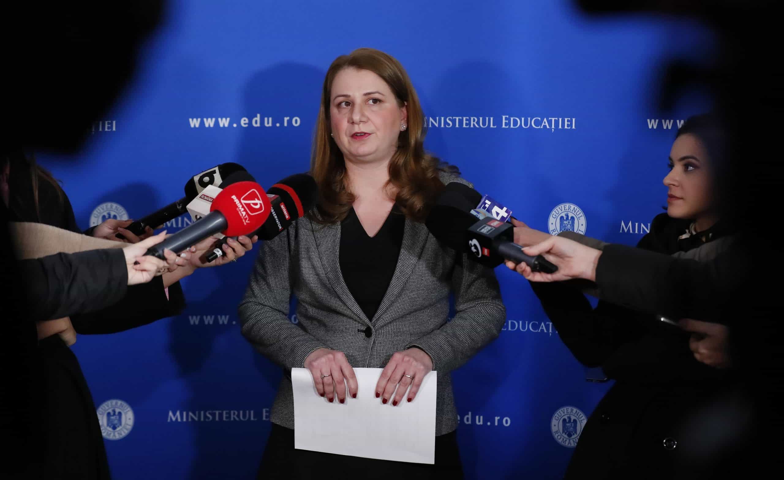 Ligia Deca anunţă măsuri aspre după cazul elevului abuzat la școală. Directoarea de la “Nicolae Titulescu” și-a dat demisia. Update