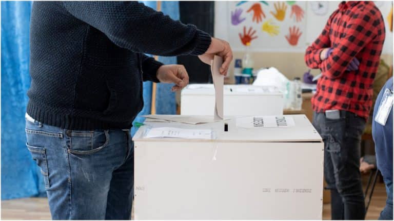 Sondaj. Jumătate dintre români vor vota cu același partid la toate alegerile din 2024. Peste 70% cred însă că scrutinele vor fi afectate de dezinformare