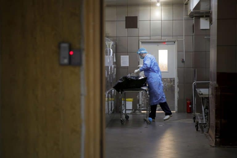 Autopsier din Bistrița-Năsăud, prins în timp ce lua mită. Ce sumă a încasat pentru a îmbălsăma un cadavru