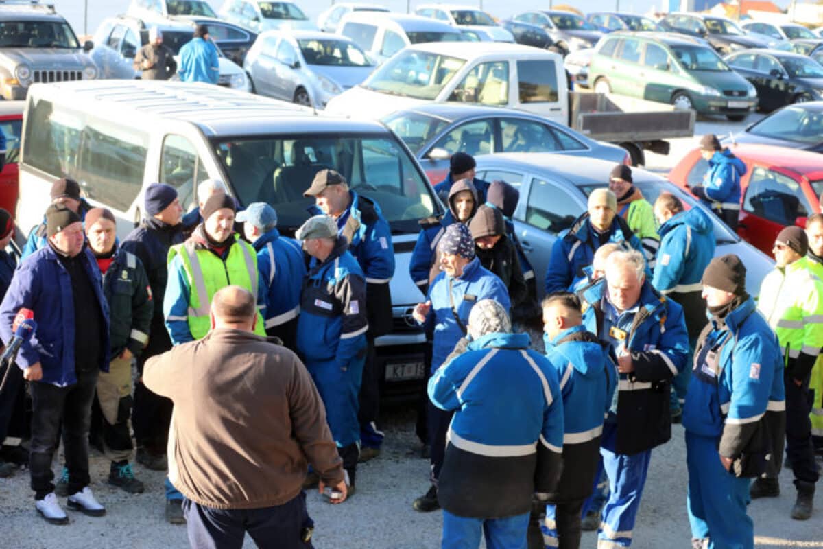 Ei sunt românii care primesc al 14-lea salariu. Banii intră pe card în fiecare an înainte de vacanţa de vară