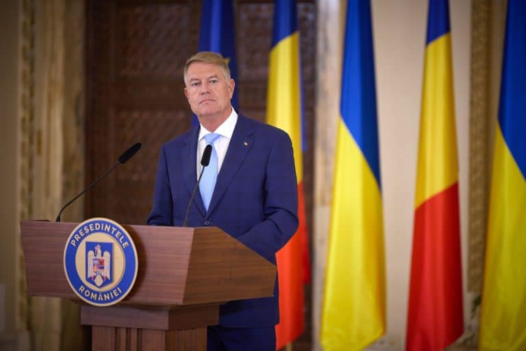 Atac furibund la candidatura lui Iohannis pentru șefia NATO. „Vrea să-și prelungească vacanța, ne face de râs pe plan extern”