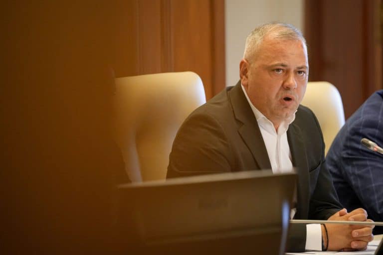 Camera Deputaților dezbate luni moțiunea USR împotriva lui Florin Barbu. Marcel Ciolacu, solicitat să-l demită