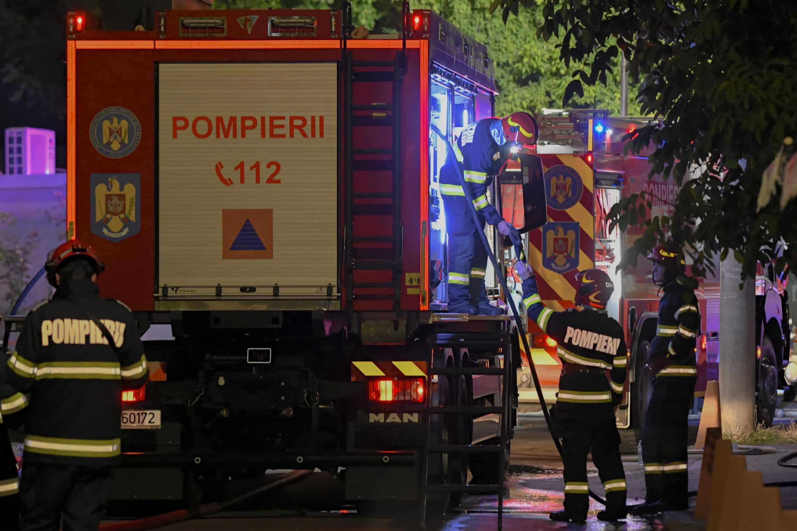 Doi bătrâni au ajuns la spital după ce s-a produs o explozie puternică în locuința lor. Intervenție amplă a pompierilor