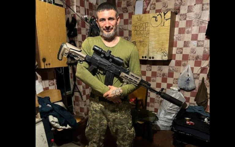 Radu Hossu dezminte vestea morții lui Ovidiu Stoica, unul dintre românii care luptă în Ucraina. ”Am vorbit cu el la telefon. I-am dat mamei lui vestea bună”. Update