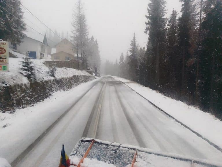 Zona din România unde a început să ningă puternic. Avertisment pentru șoferi: “Nu vă deplasați cu autovehicule neechipate pentru iarnă”