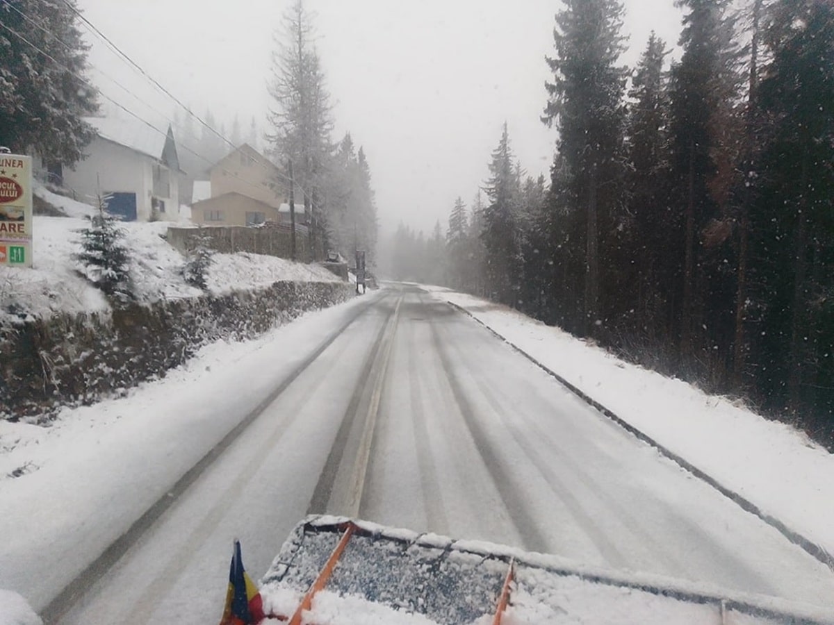 Zona din România unde a început să ningă puternic. Avertisment pentru șoferi: “Nu vă deplasați cu autovehicule neechipate pentru iarnă”