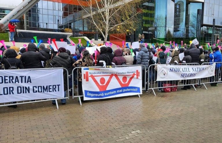 Protest masiv la o multinațională din România. Oamenii cer salarii mai mari și creșterea valorii bonurilor de masă