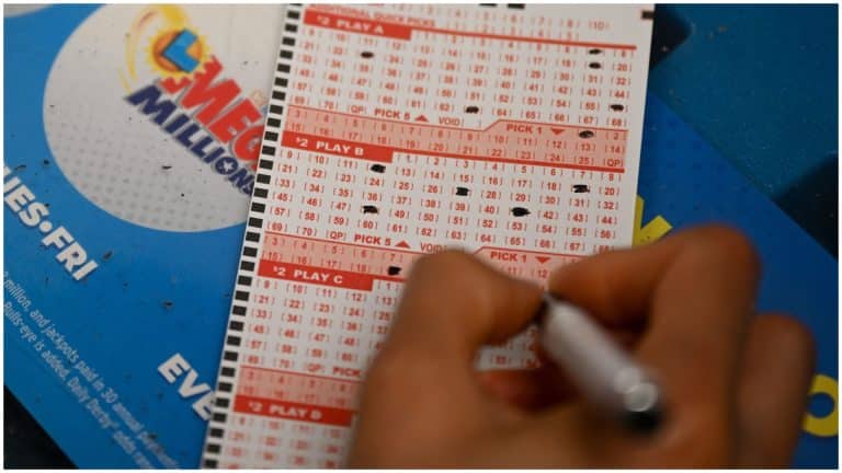 Bărbatul care a devenit miliardar peste noapte. A câștigat o sumă fabuloasă la loto