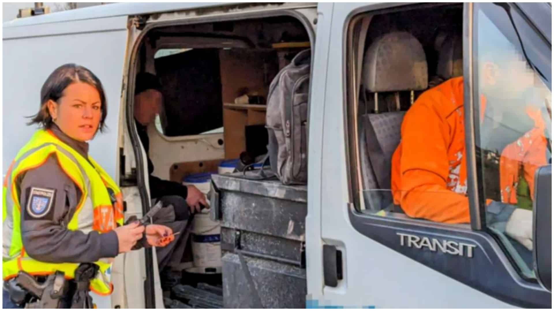 Ce au găsit polițiștii germani într-un microbuz cu români. Șoferul mașinii era beat
