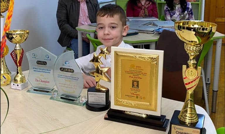 El este Iustin, copilul de aur al României. are doar 8 ani și e cel mai bun matematician din lume la vârsta lui