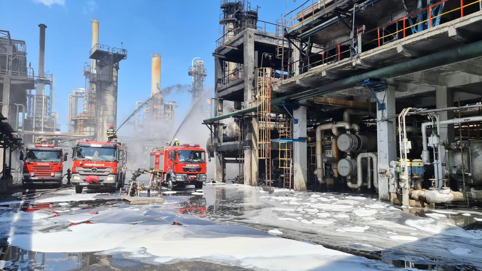 Cauzele exploziei de la Petromidia, explicaţii oficiale. Opt oameni au murit în ultimii trei ani în incidente produse la această rafinărie