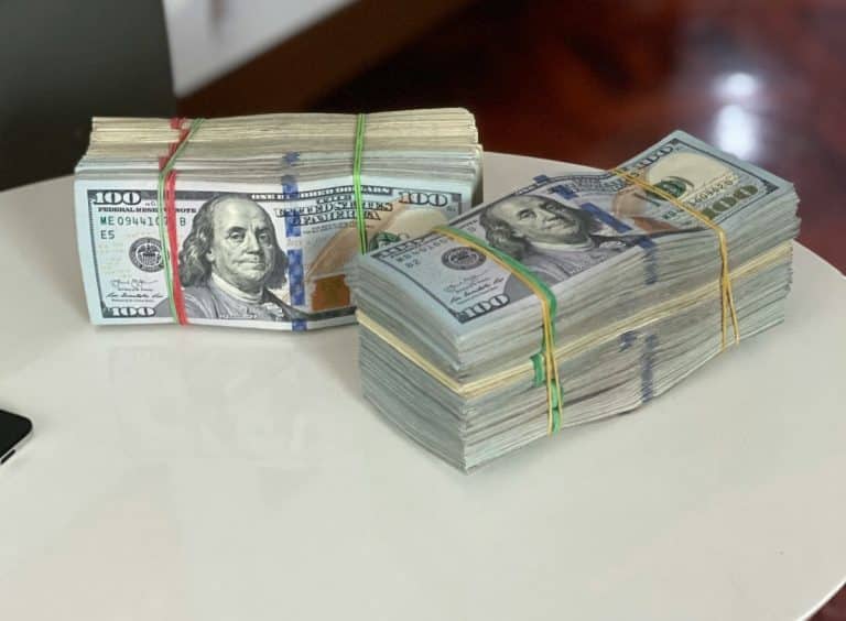 Un tânăr din Olt a furat 175.000 de lei din contul iubitei. Banii ar fi fost câștigați la loterie în Anglia