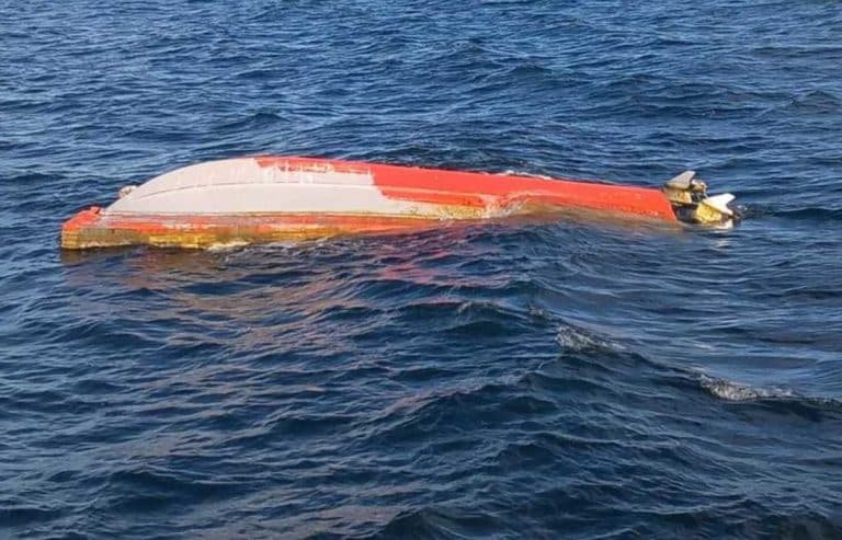 O barcă a fost găsită răsturnată în Marea Neagră. Salvatorii caută eventualele persoane dispărute