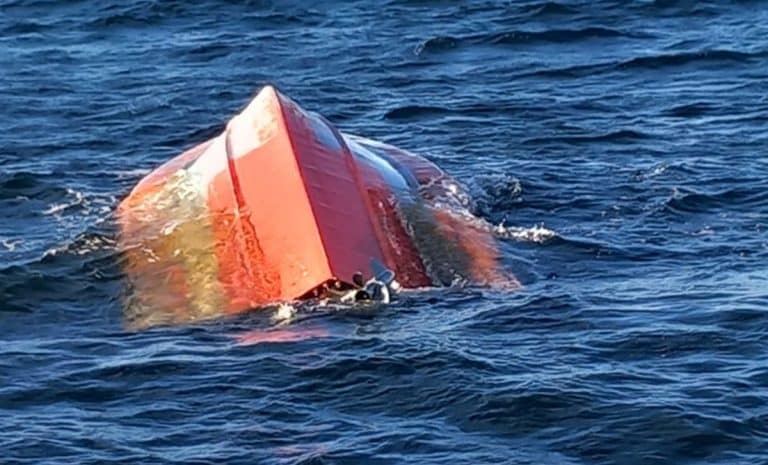 Barca răsturnată găsită în Marea Neagră ar aparține Marinei din Ucraina. Luptătorii antitero o păzesc nonstop