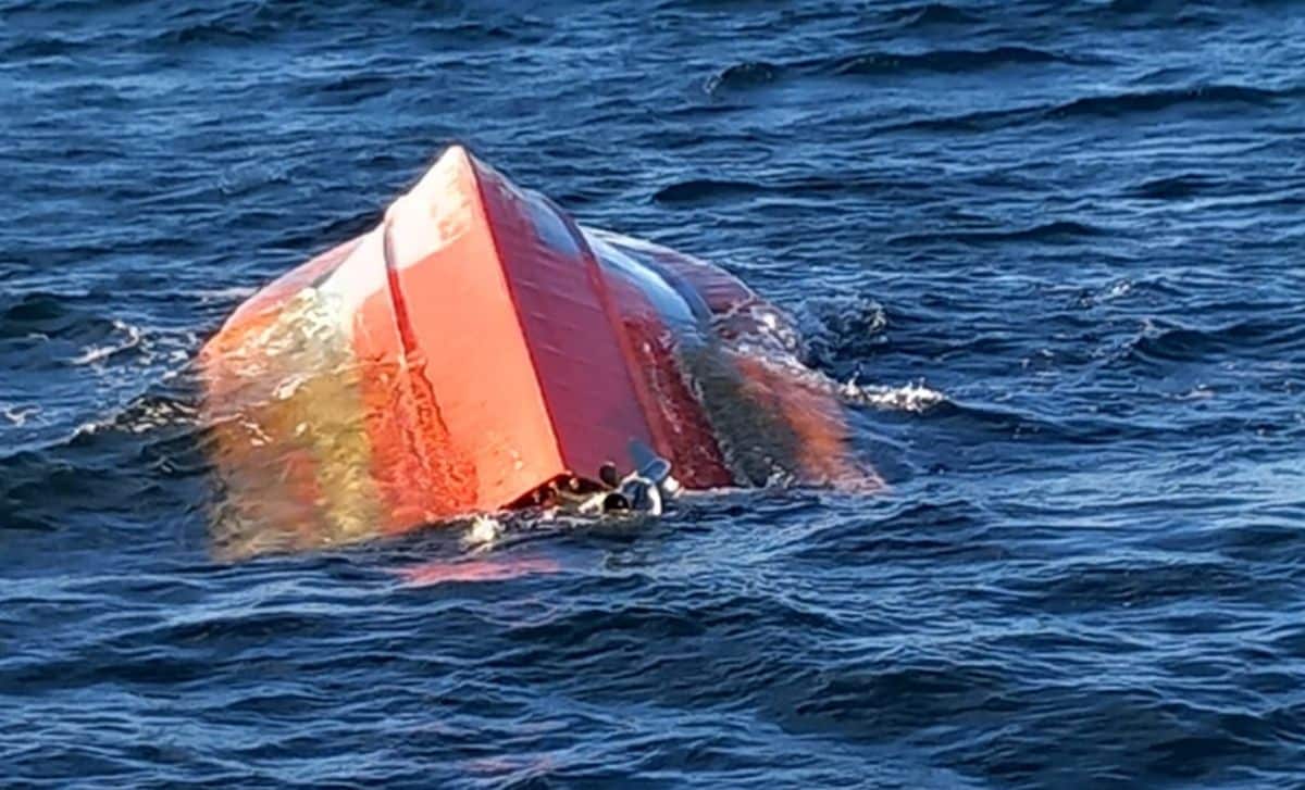 Barca răsturnată găsită în Marea Neagră ar aparține Marinei din Ucraina. Luptătorii antitero o păzesc nonstop