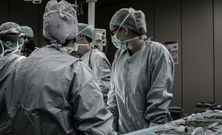 O femeie a făcut infarct după o endoscopie la Craiova. Medicul avea deja interzis să mai profeseze după ce a ucis mai mulți oameni