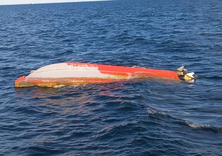 Barca răsturnată în Marea Neagră a fost distrusă în larg. Aparținea Marinei din Ucraina și avea explozibil la bord
