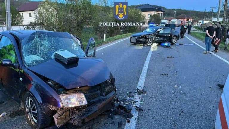 Fetiță de cinci ani moartă într-un accident grav în Vâlcea. Două mașini s-au ciocnit violent pe DN 67