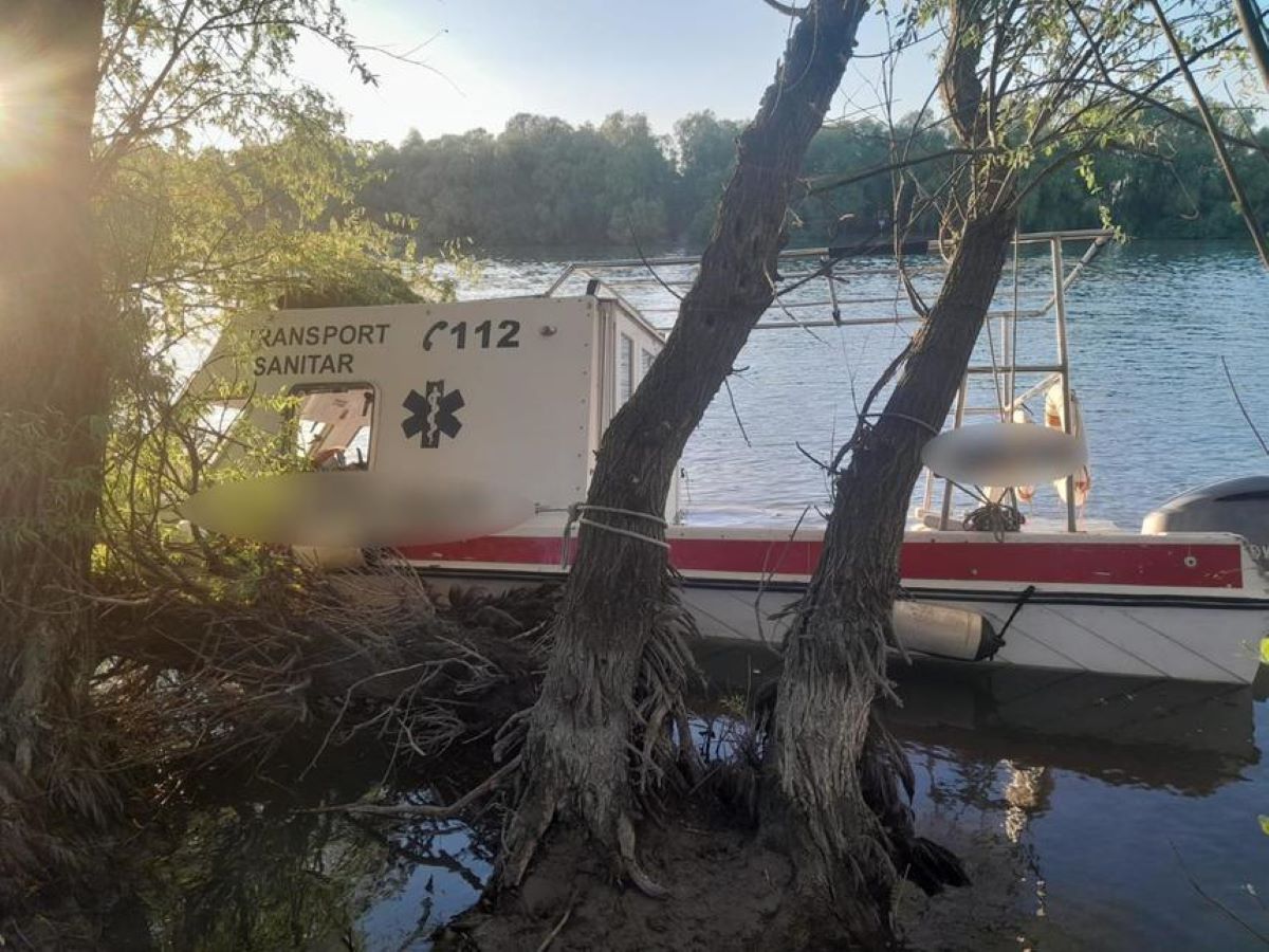 Accident grav pe Brațul Chilia. O ambulanță navală a intrat în mal, iar patru persoane au fost implicate, printre care și un copil