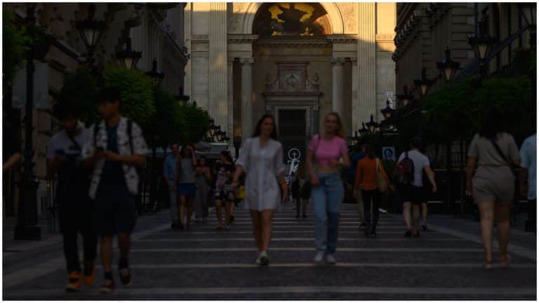 Țara care oferă tinerilor bani pentru chirie și navetă. Firmele vor primi 50% din salariul plătit acestora